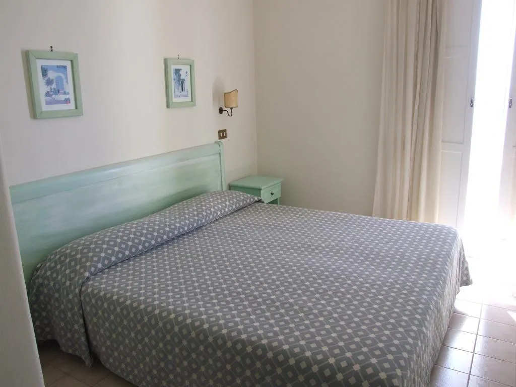 Room, Dania, Naples