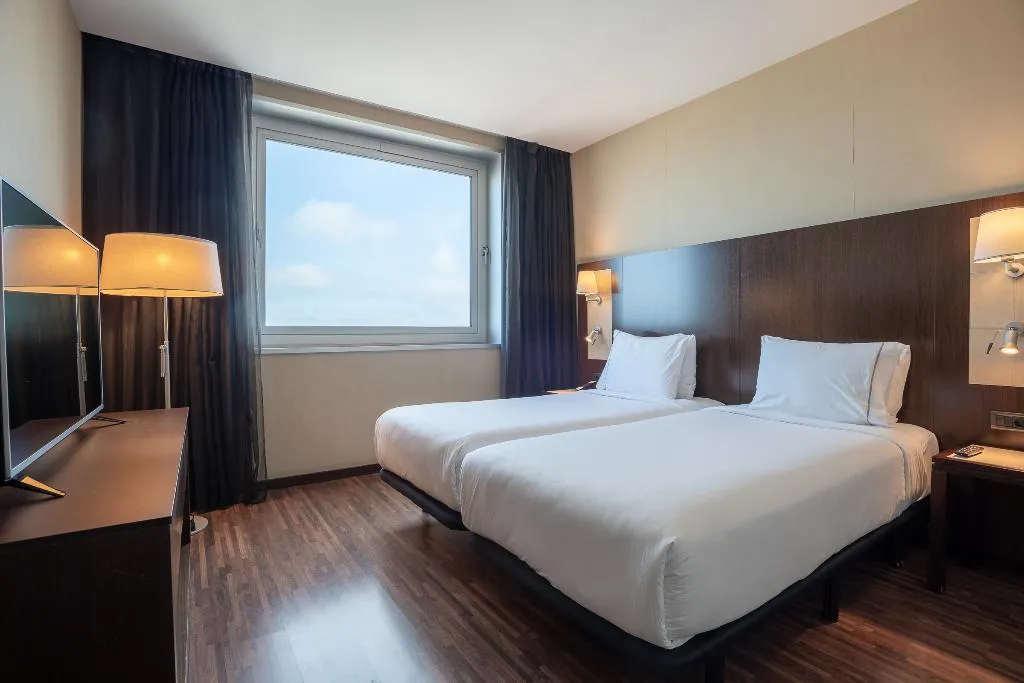 JUNIOR SUITE CAPACITY 4 Room, Leonardo Royal Hotel Barcelona Forum, Barcelona