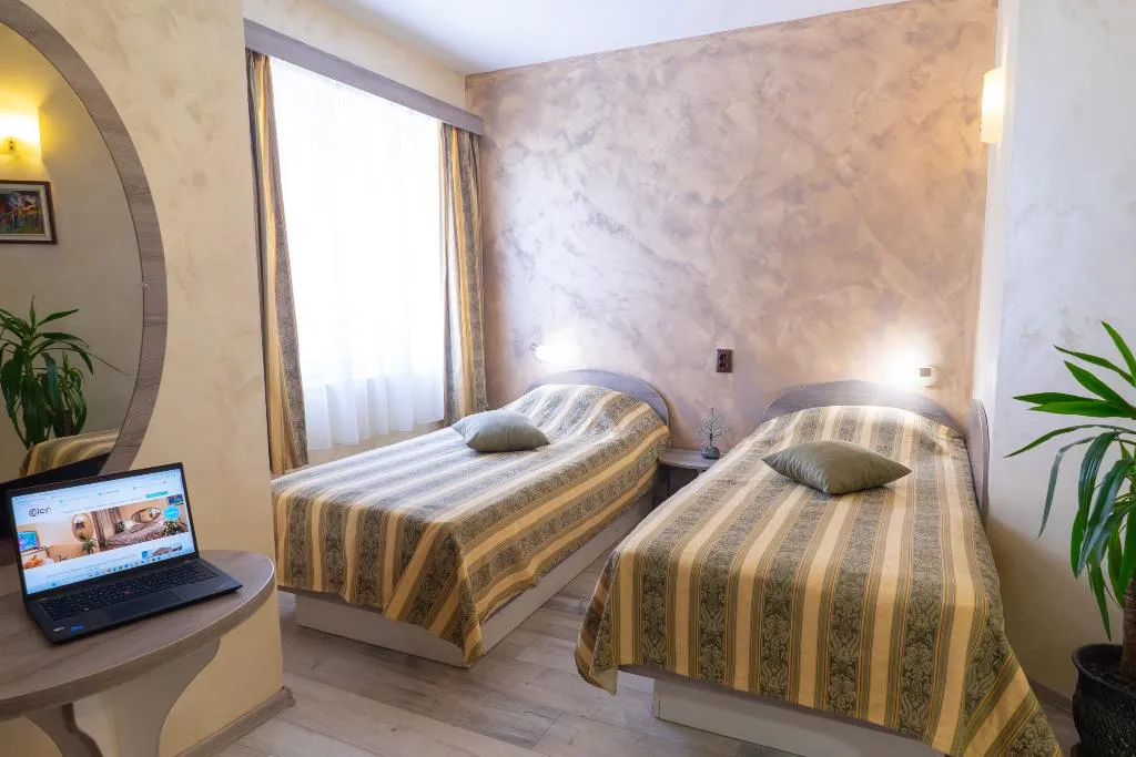 Room, Victoria, Varna
