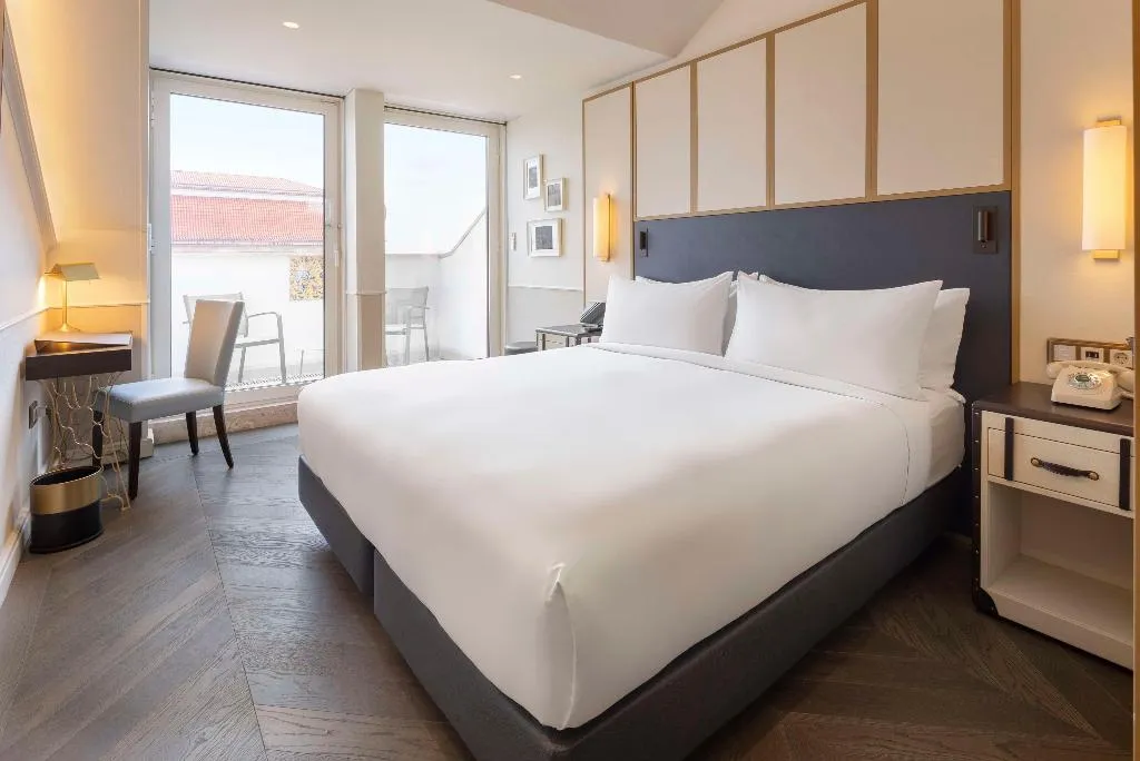 DOUBLE DELUXE WITH VIEWS Room, The Emerald House Lisbon, Curio Collection by Hilt, Lisbon