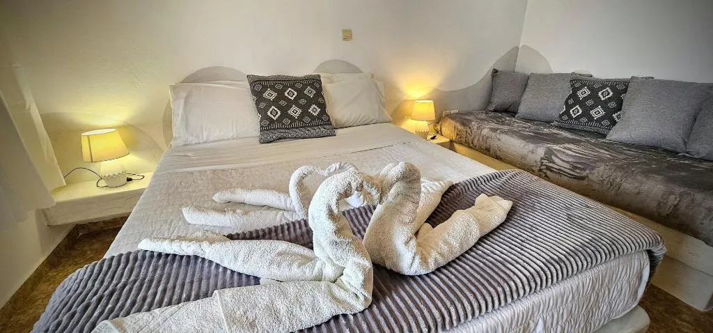 Room, Pleasure Beachside Studios, Santorini