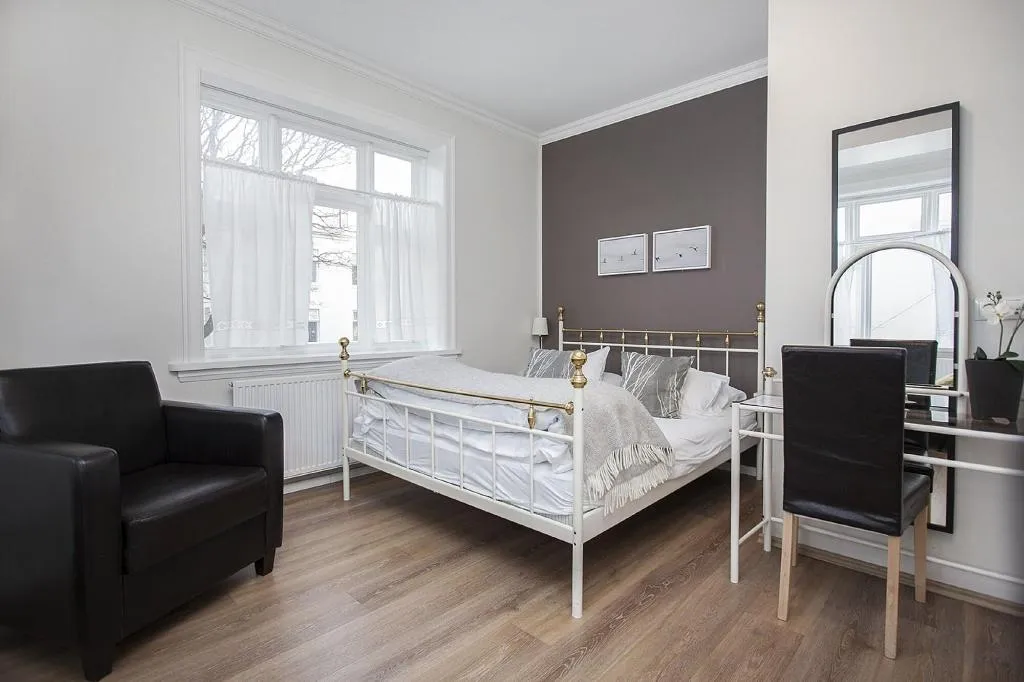 Room, Hilda, Reykjavik