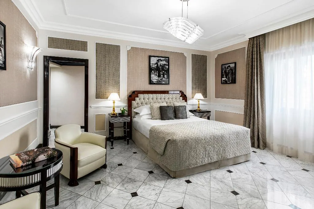 FAMILY ROOM THREE BEDROOMS Room, Baglioni Hotel Regina, Rome