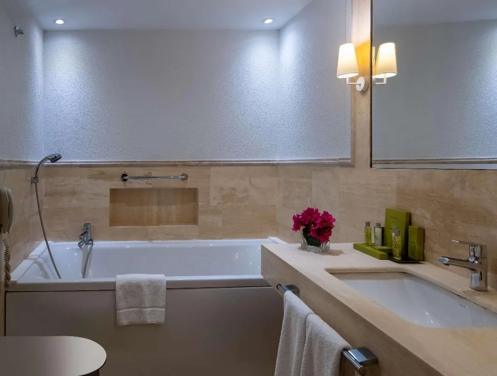 JUNIOR SUITE KING SIZE BED Room, DoubleTree by Hilton Bodrum Marina Vista, Bodrum
