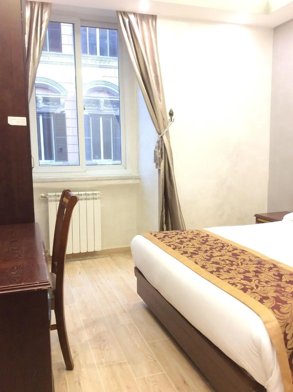 Room, B&B Drago d'Oro, Naples