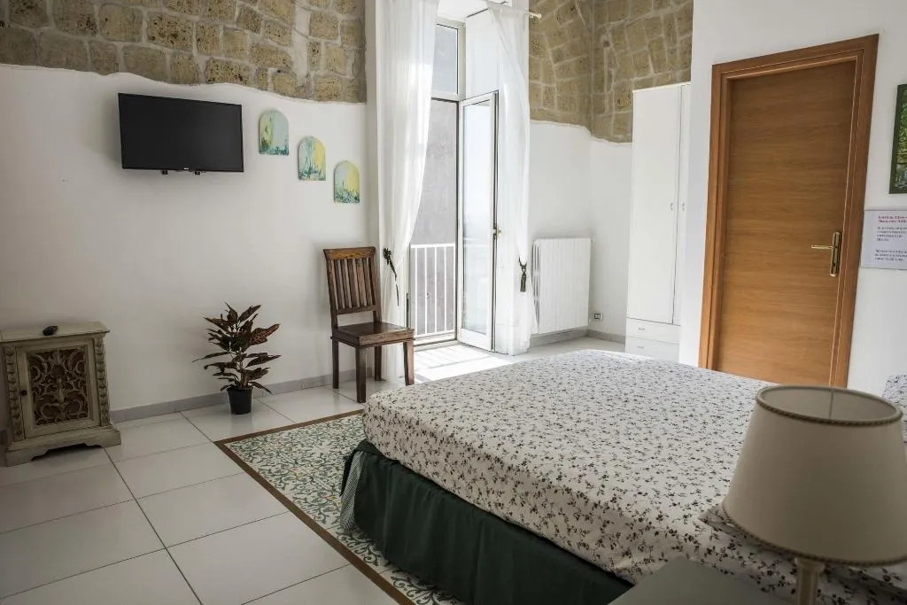 Room, Miracoletti38, Naples