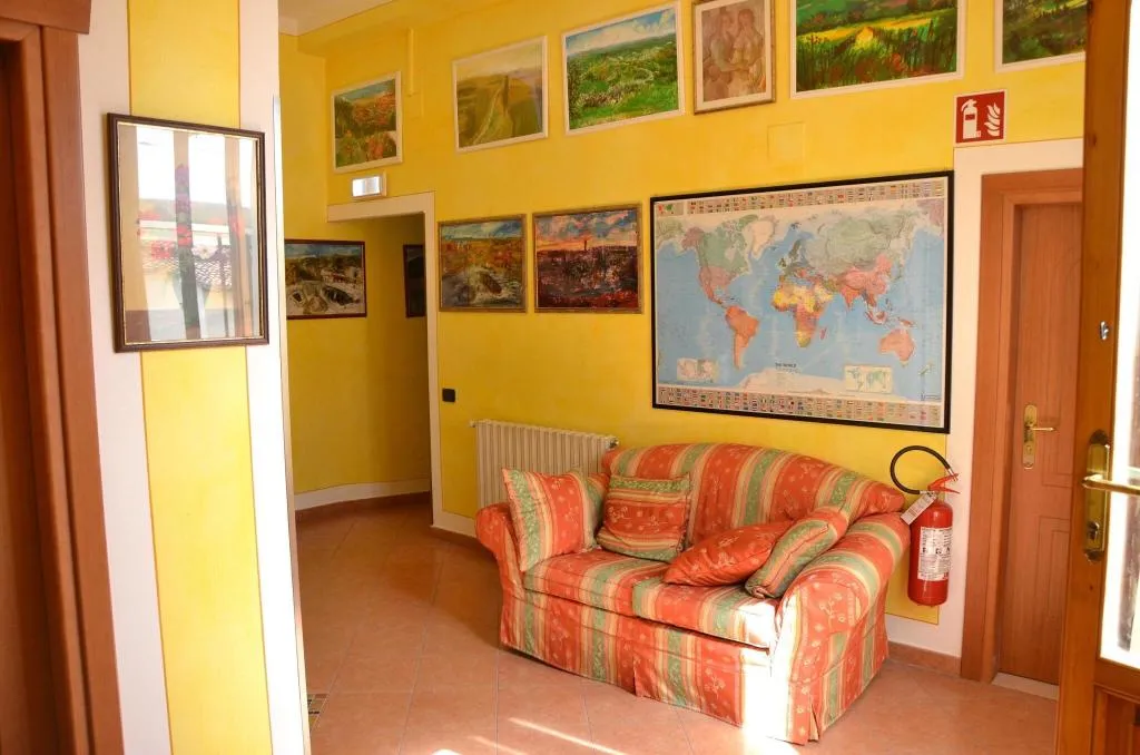 Lobby, Mia Cara, Florence