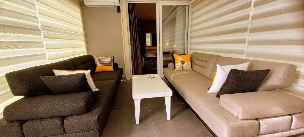 Room, Un Amor Hotel, Dalaman