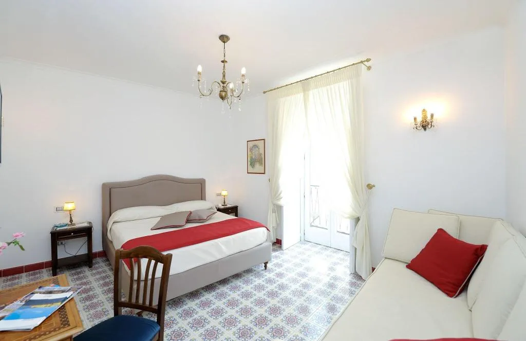 DOUBLE SUPERIOR QUEEN BED Room, Residenza Luce, Naples