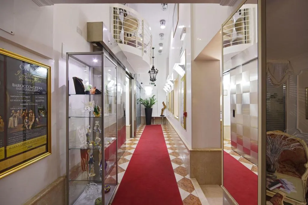 Lobby, Becher, Venice