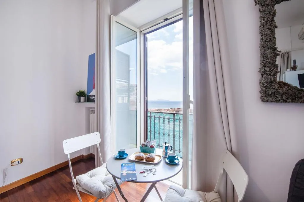 Room, Napolicentro Mare, Naples