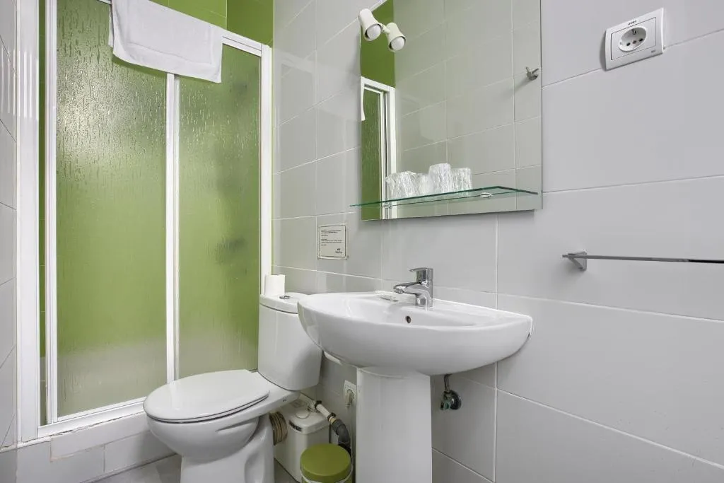 SINGLE WITH DOUBLE BED Room, Hostal Besaya, Madrid