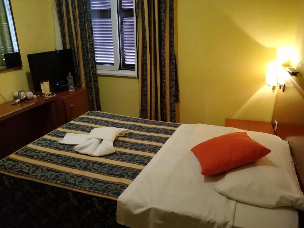 Room, La Casa Dellarte, Rome
