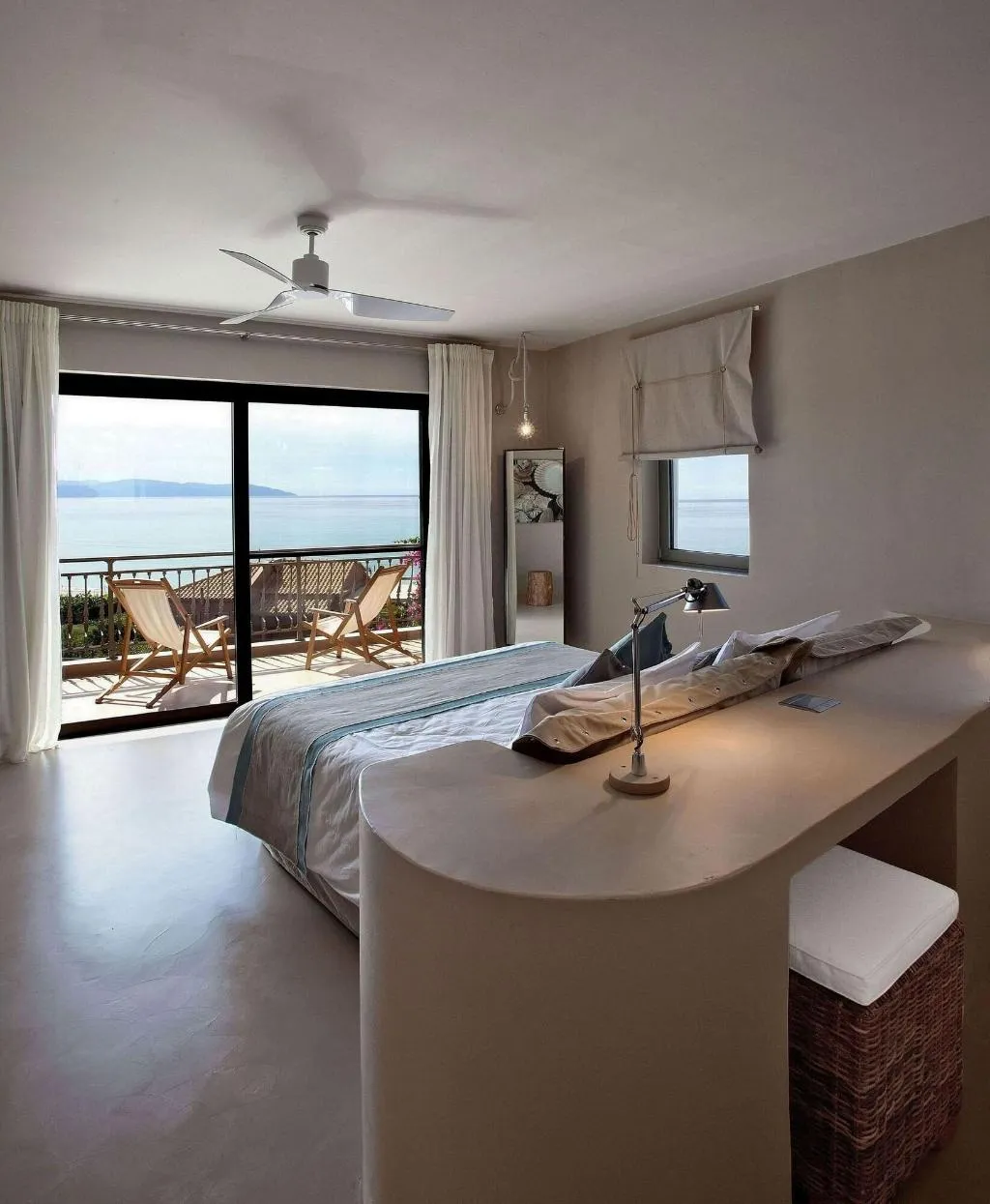 Room, F Zeen, Kefallinia