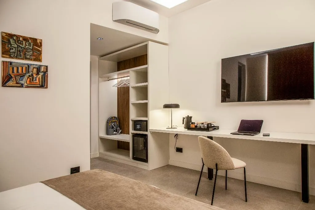 Double or Twin QUEEN SIZE BED Room, Mamalu - Corso Umberto 35, Naples