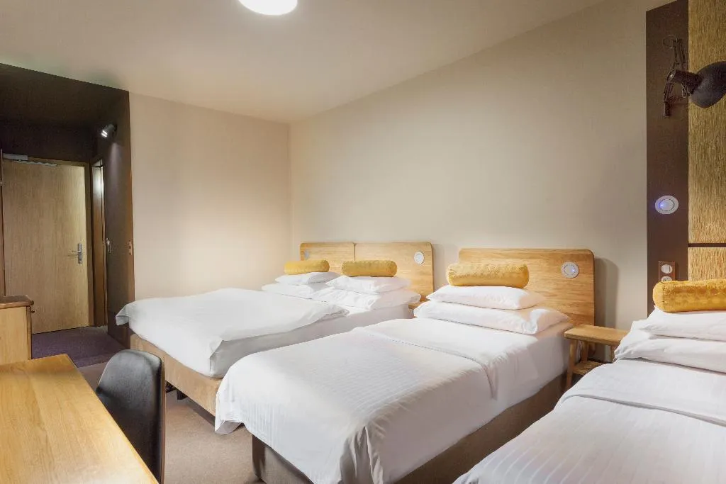 QUADRUPLE ANNEX Room, Hotel Golf Prague, Prague