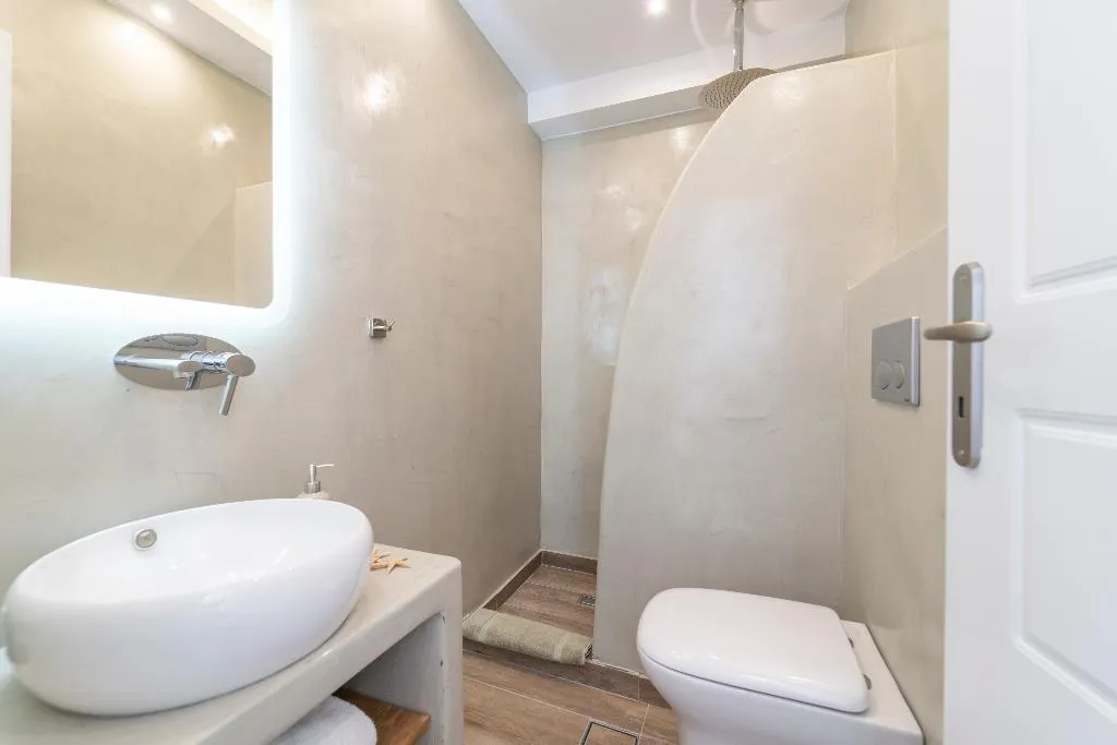 QUADRUPLE WITH JACUZZI Room, Bella Santorini, Santorini
