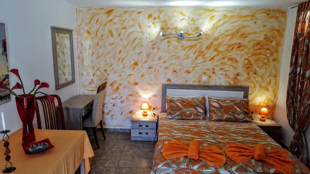Room, Pleasure Beachside Studios, Santorini