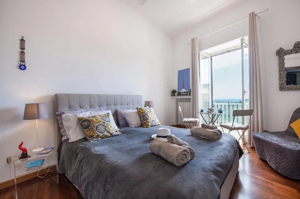 Room, Napolicentro Mare, Naples