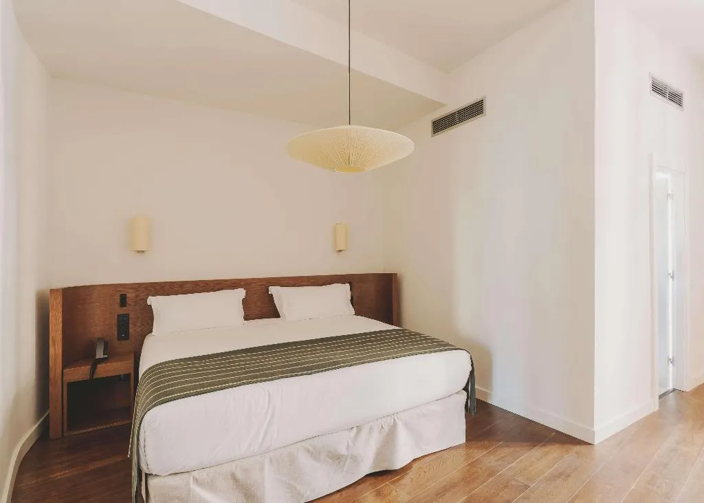 Room, Regina, Barcelona