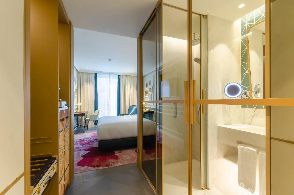 DOUBLE DELUXE KING BED Room, The Emerald House Lisbon, Curio Collection by Hilt, Lisbon