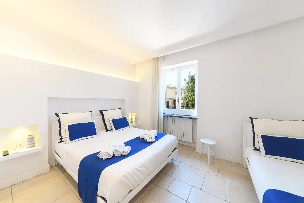 FAMILY ROOM CAPACITY 3 Room, Villa Fortuna Holiday Resort, Naples
