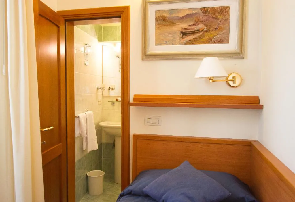 SINGLE STANDARD Room, Maxim Axial, Florence