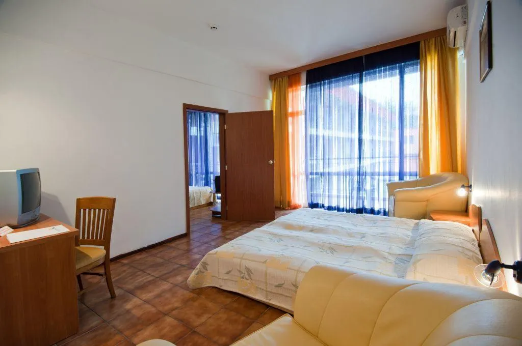 Room, Regina, Bourgas