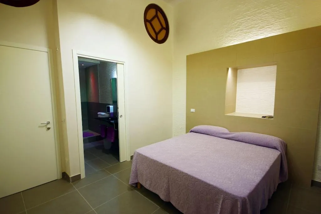 Room, Khalisah, Palermo