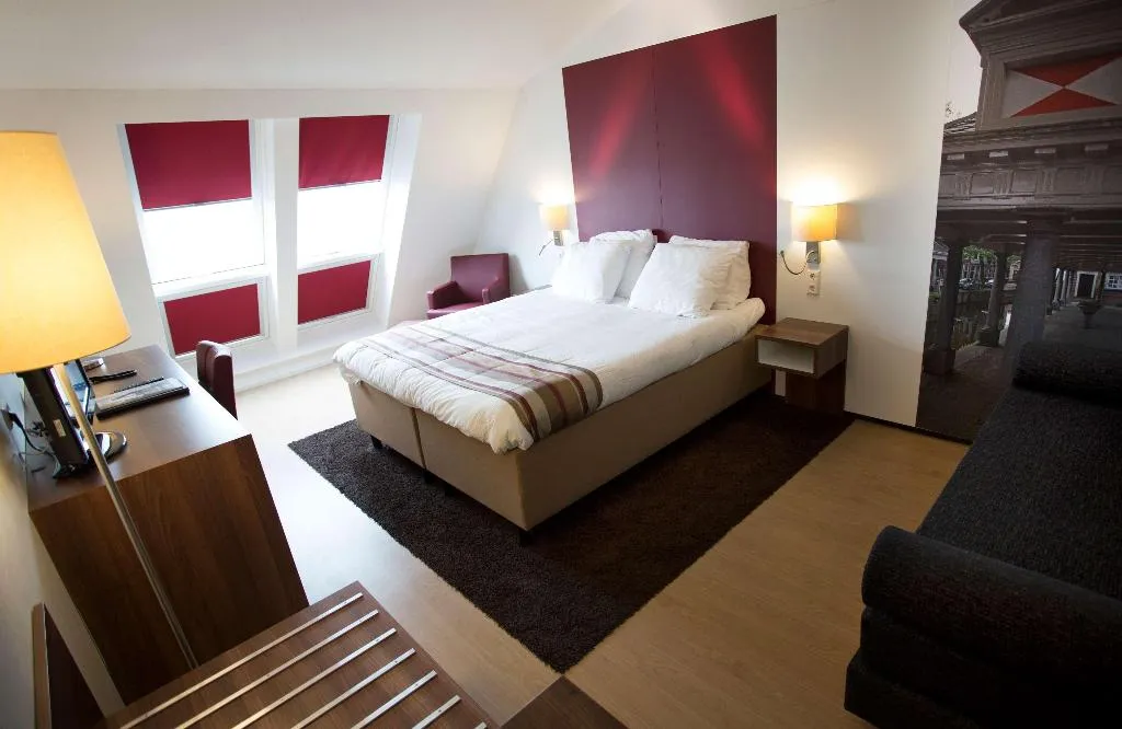 TRIPLE WITH DOUBLE BED Room, City Hotel Gouda, Amsterdam