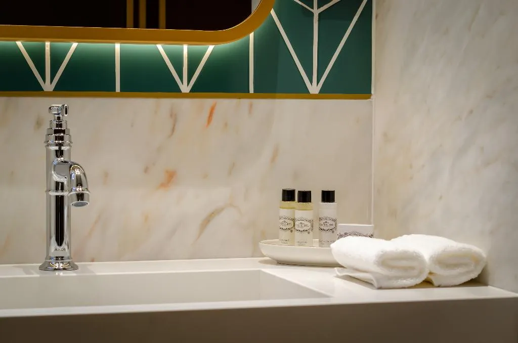 DOUBLE DELUXE WITH BALCONY Room, The Emerald House Lisbon, Curio Collection by Hilt, Lisbon