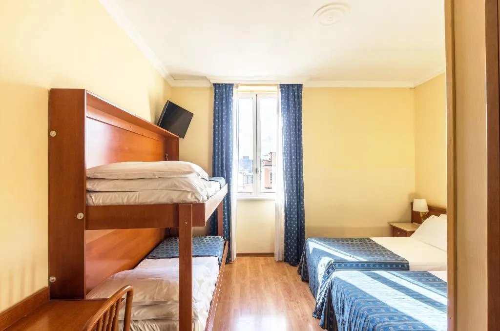 FAMILY ROOM CAPACITY 4 Room, Tempio di Pallade, Rome