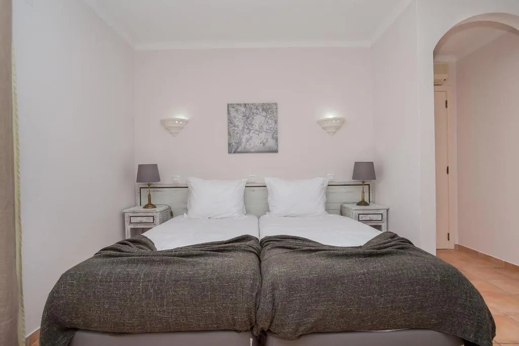 VILLA FOUR BEDROOMS Room, Colina da Lapa, Algarve