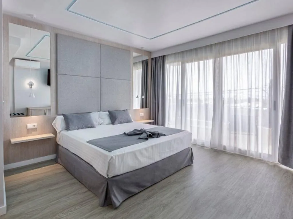 Room, Abril, Costa Blanca