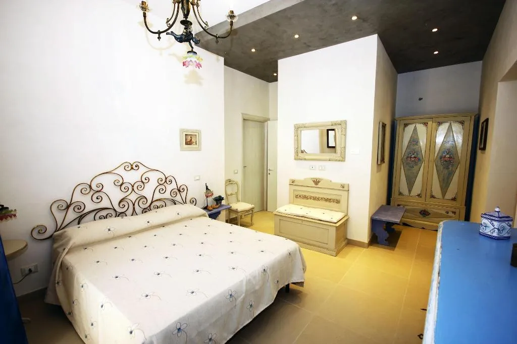 Room, Khalisah, Palermo