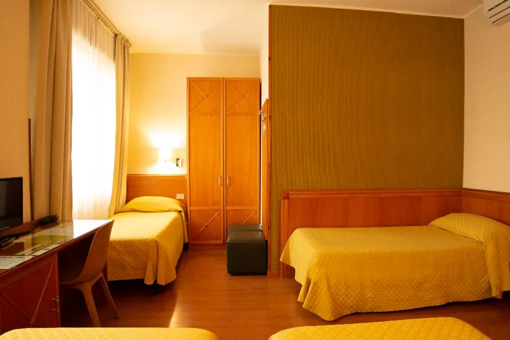 QUADRUPLE STANDARD Room, Eco Hotel Milano & Bioriso Restaurant, Milan