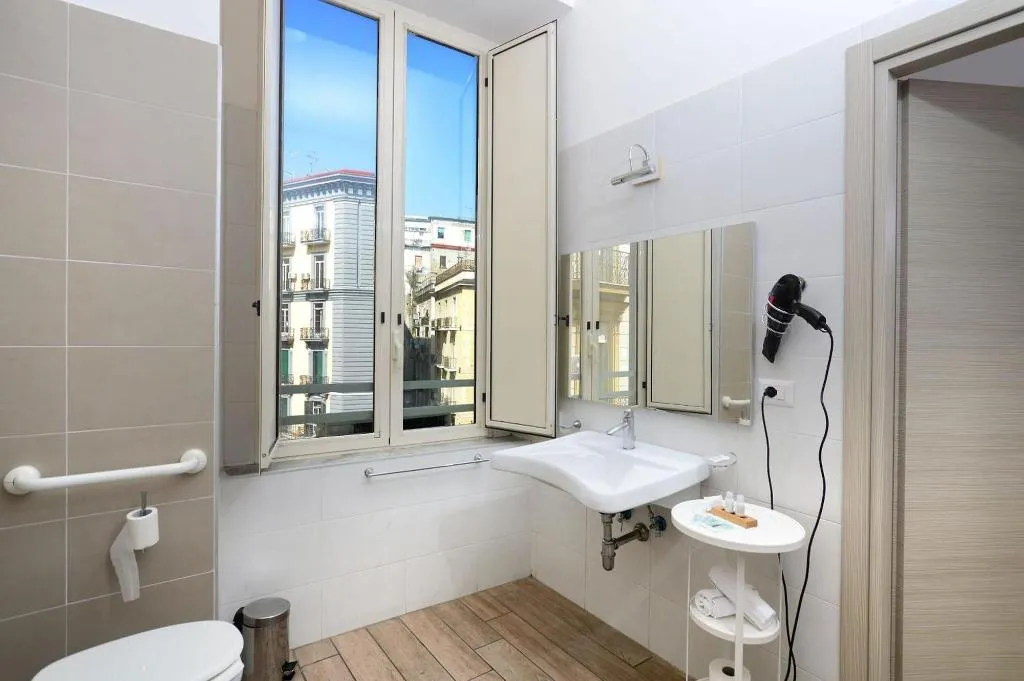 Room, Funikulì Funikulà, Naples