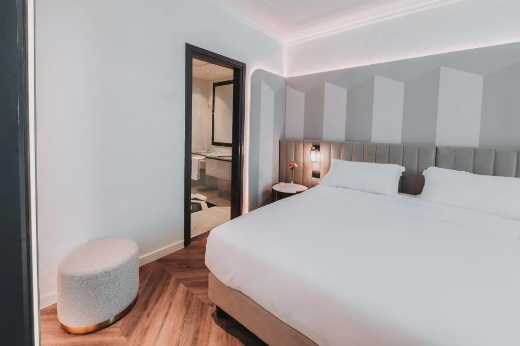 JUNIOR SUITE DELUXE Room, Royal Garden Hotel, Milan