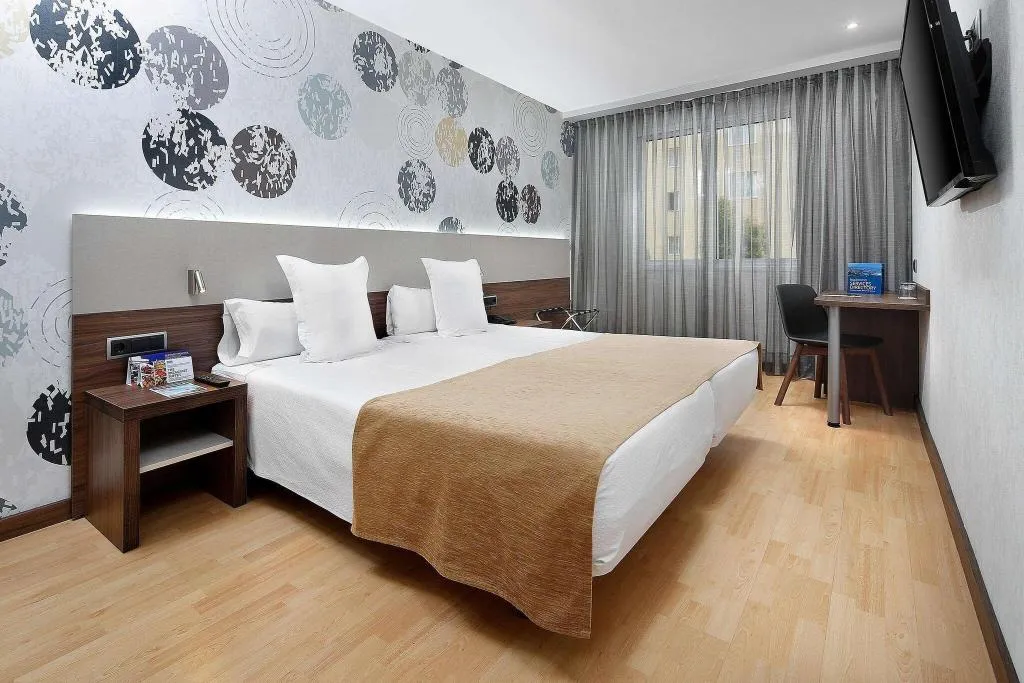DOUBLE SINGLE USE TWO BEDS Room, Hcc Montblanc, Barcelona
