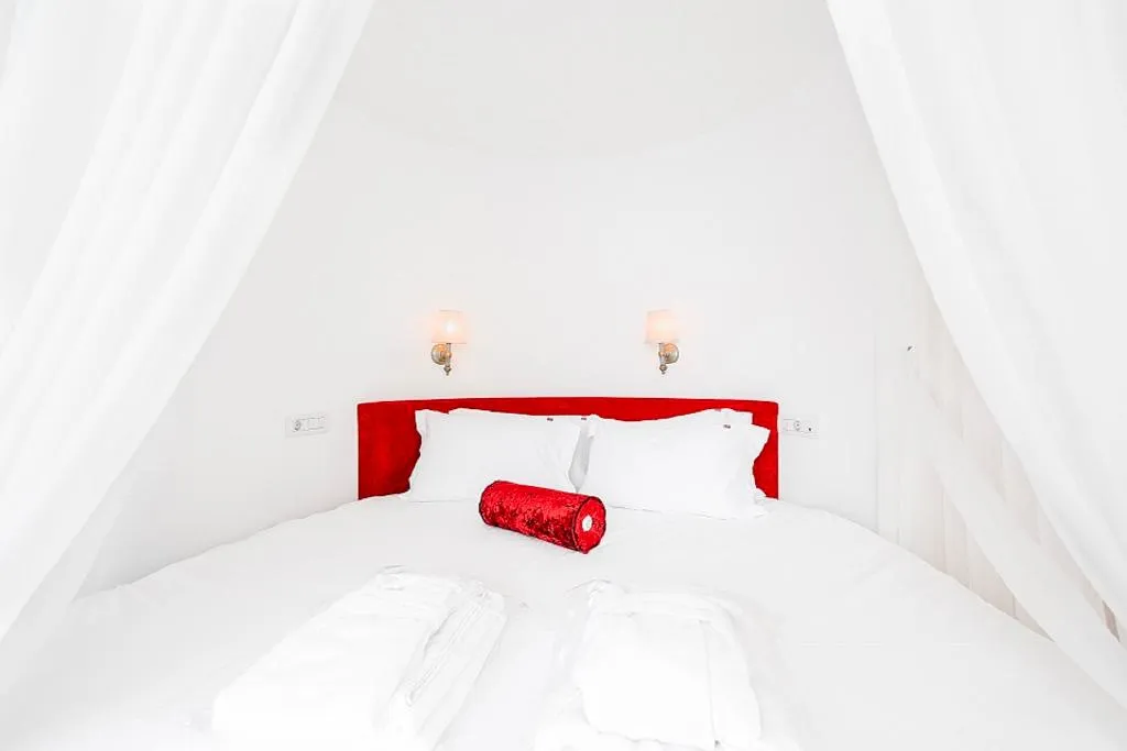 Room, Beyond, Izmir