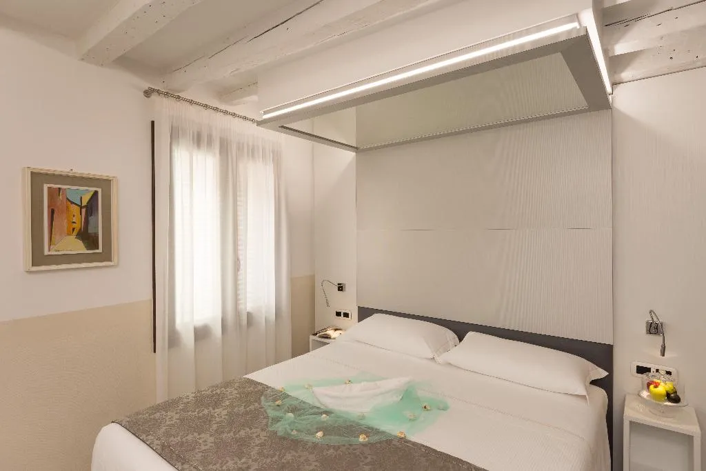 Double or Twin SUPERIOR Room, UNA HOTELS Ala Venezia - Adults +16, Venice