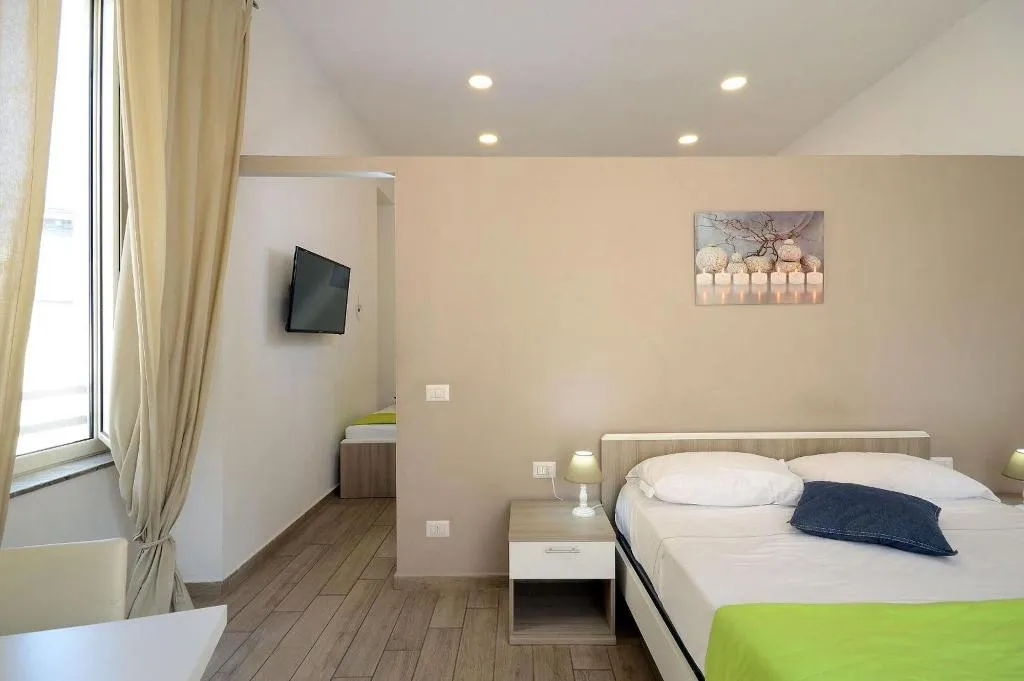 Room, Funikulì Funikulà, Naples