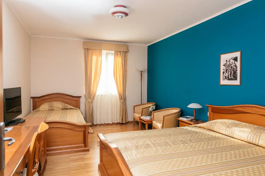 TRIPLE STANDARD Room, Spongiola, Split
