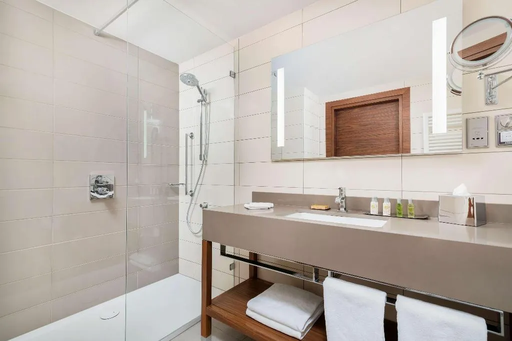 DOUBLE GUEST ROOM KING BED Room, DoubleTree by Hilton Krakow Hotel & Convention Cen, Krakow