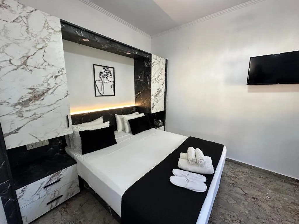 STUDIO DELUXE ONE BED Room, Nikos Apartments Corfu, Corfu