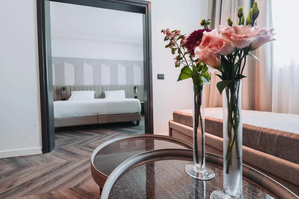 JUNIOR SUITE DELUXE Room, Royal Garden Hotel, Milan