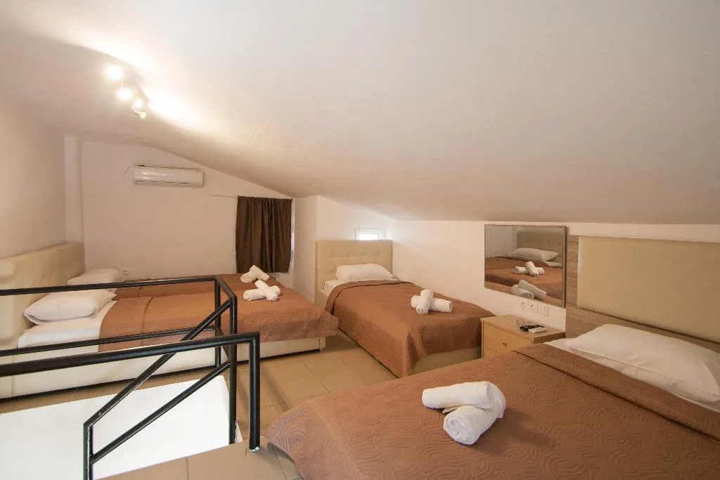 Room CAPACITY 6 Room, Pension Avocado, Skiathos