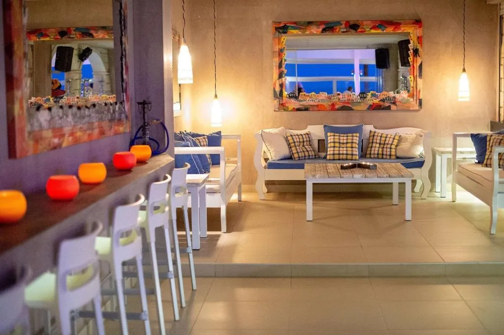Bar, High Beach White, Crete