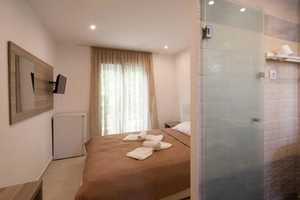 Double or Twin STANDARD Room, Pension Avocado, Skiathos