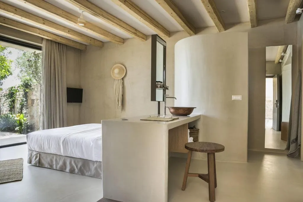 Room, F Zeen, Kefallinia